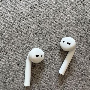 Apple AirPods - Charging case + EarPods / Second Gerenation